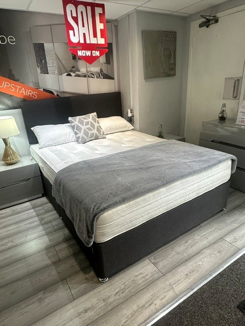 Reading 5' Divan Set with 2 Drawers and Matching Headboard (Display Model)